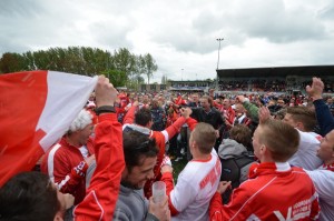 Barendrecht wint van Kozakken Boys (2-0), Kozakken Boys kampioen, fans vieren feest op veld BVV Barendrecht (Sportpark de Bongerd)