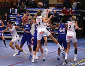 Basketbalsters Renes/Binnenland laten koploper ontsnappen